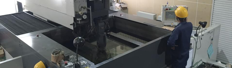 大型ワイヤー放電加工機