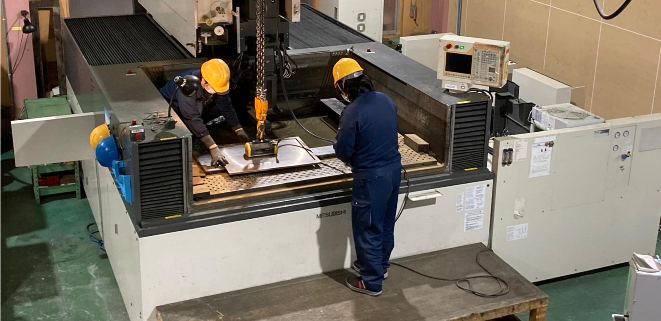 大型ワイヤー放電加工機