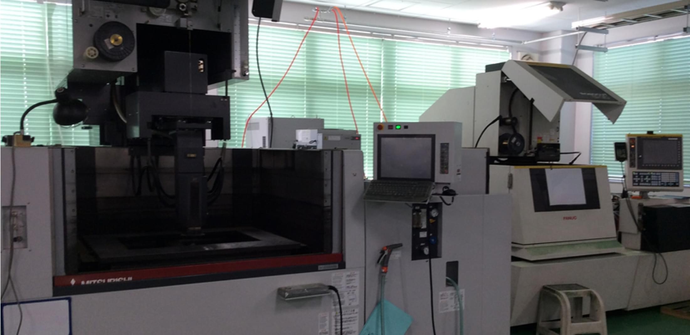 大型ワイヤー放電加工機