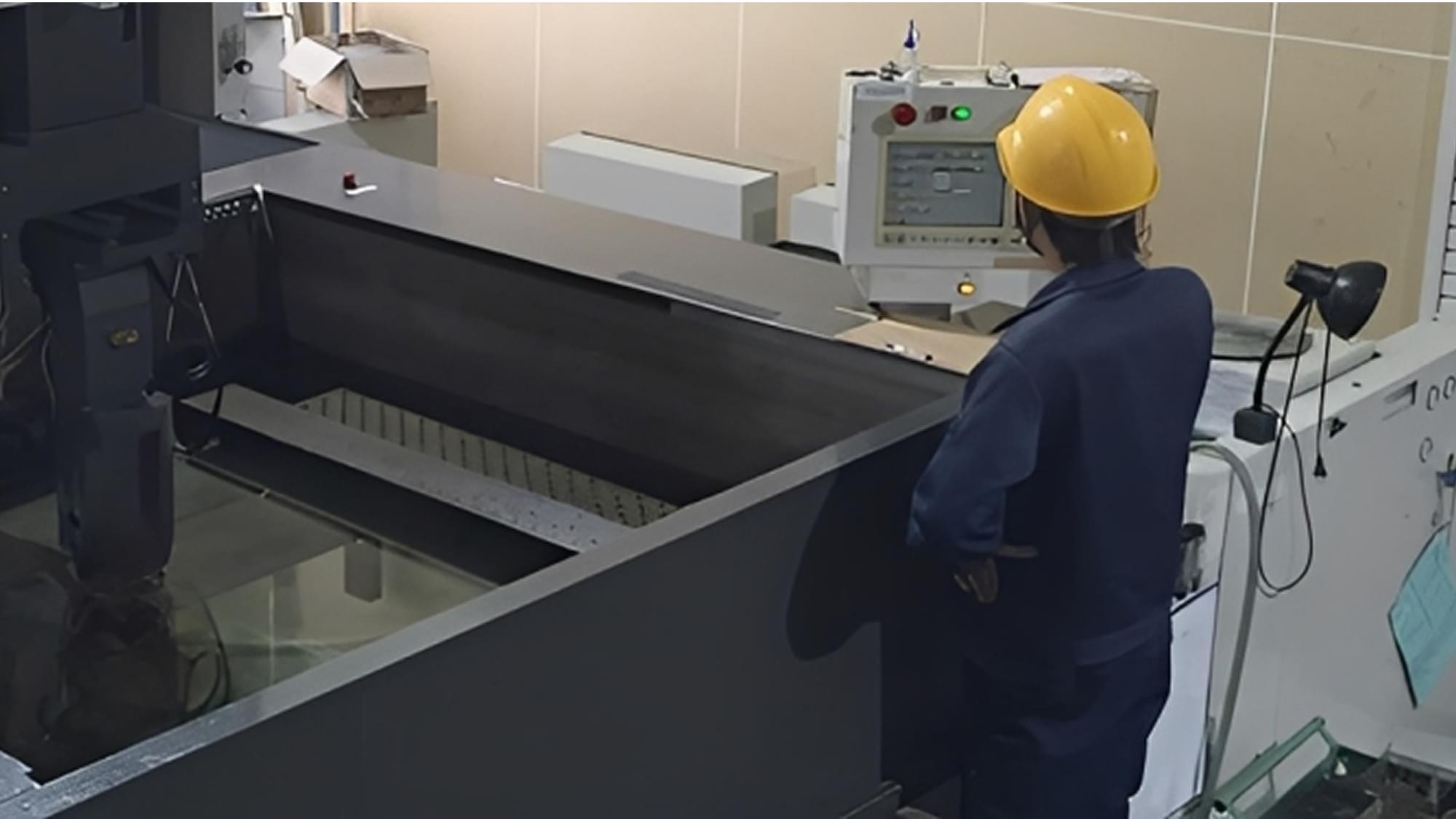 多彩な設備で大型加工対応